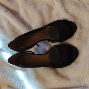 Black slip-on pumps